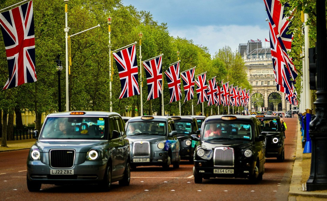 UK taxis driving along Pall Mall